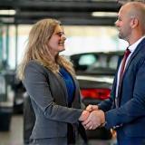 Client satisfait recevant ses clés après service