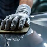 Technicien appliquant une céramique sur la carrosserie