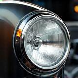 Détail d’un phare restauré et compartiment moteur propre