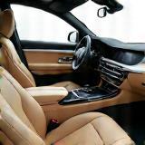 Intérieur de voiture luxueusement propre