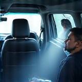 Technicien traitant un véhicule contre les odeurs