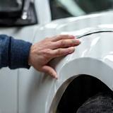 Pose d’un film PPF transparent sur une aile de voiture